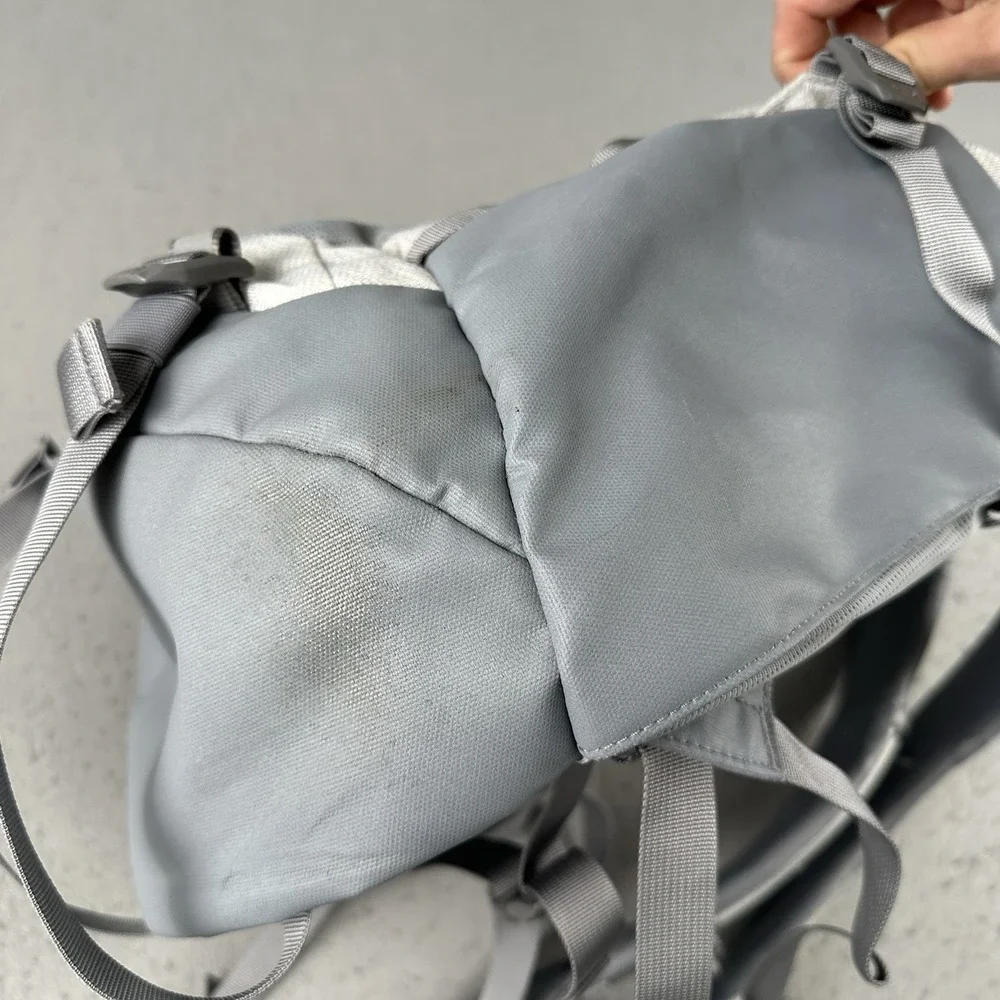 The North Face Women's Recon Backpack TNF White Metallic Melange/Mid Grey - Used